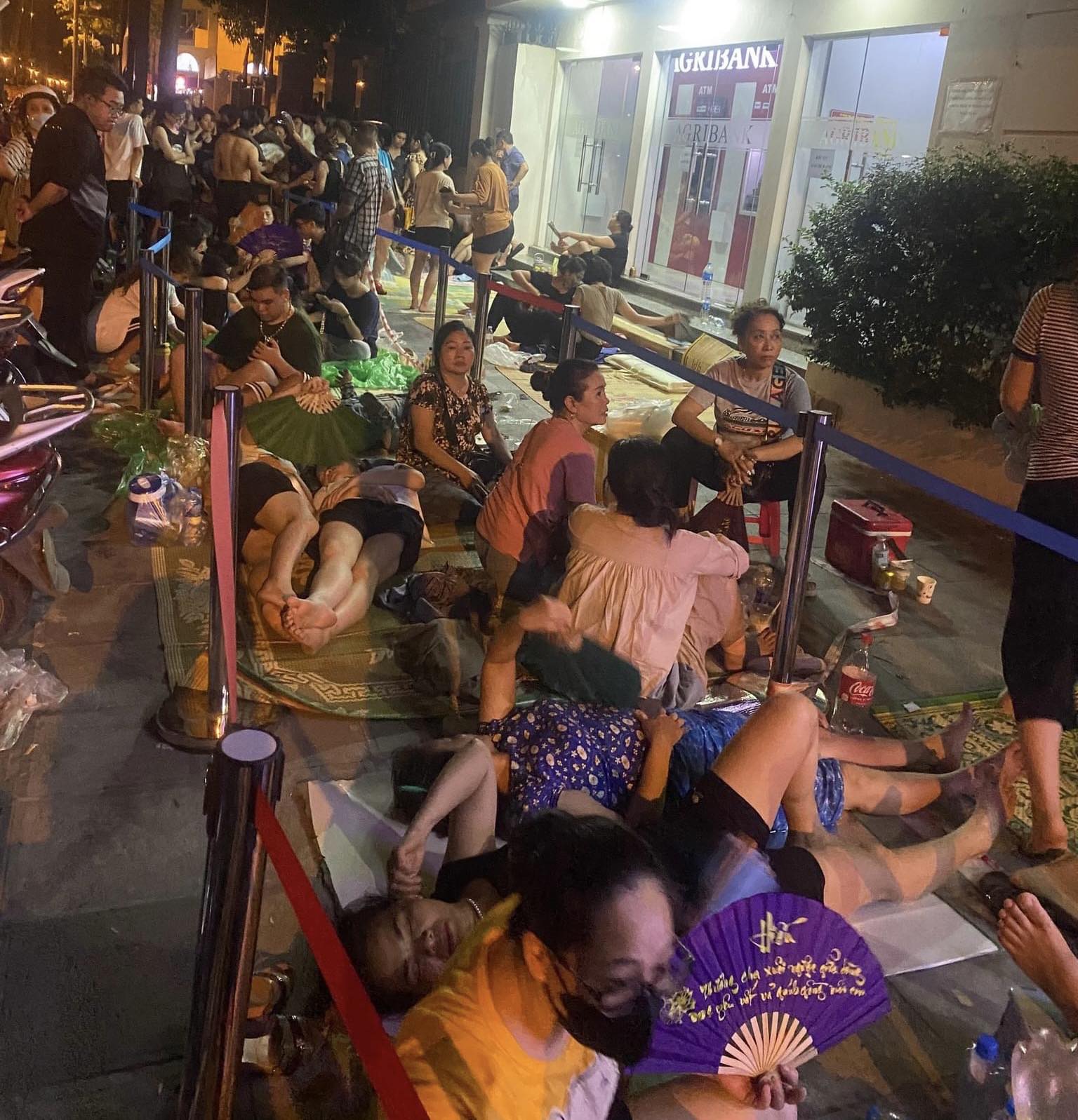 Hết cảnh người dân xếp hàng chờ mua vàng tại các ngân hàng