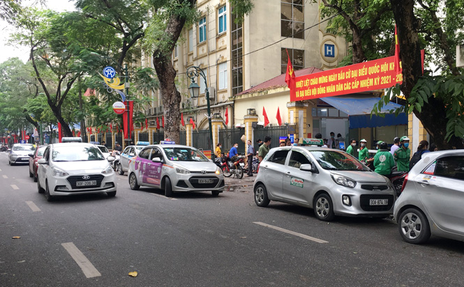 Tổ chức lại giao thông, giảm ùn tắc trước cổng bệnh viện ở Hà Nội Phụ sản Trung ương