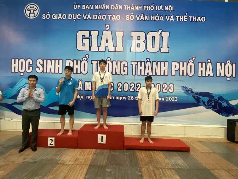 Hà Nội Cậu học trò giỏi Trường THPT Việt Đức mang năng lượng tích cực đến với các bạn học sinh