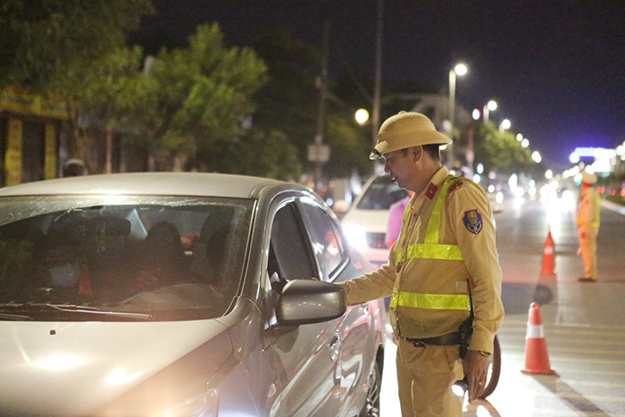 Tiếp tục cấm tuyệt đối nồng độ cồn khi lái xe