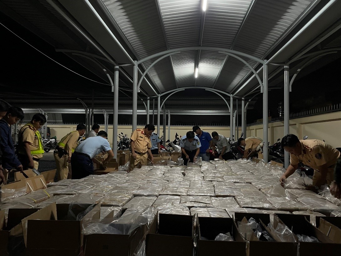 TPHCM Phát hiện xe hàng vận chuyển hơn 120 ngàn bao thuốc lá điếu nhập lậu