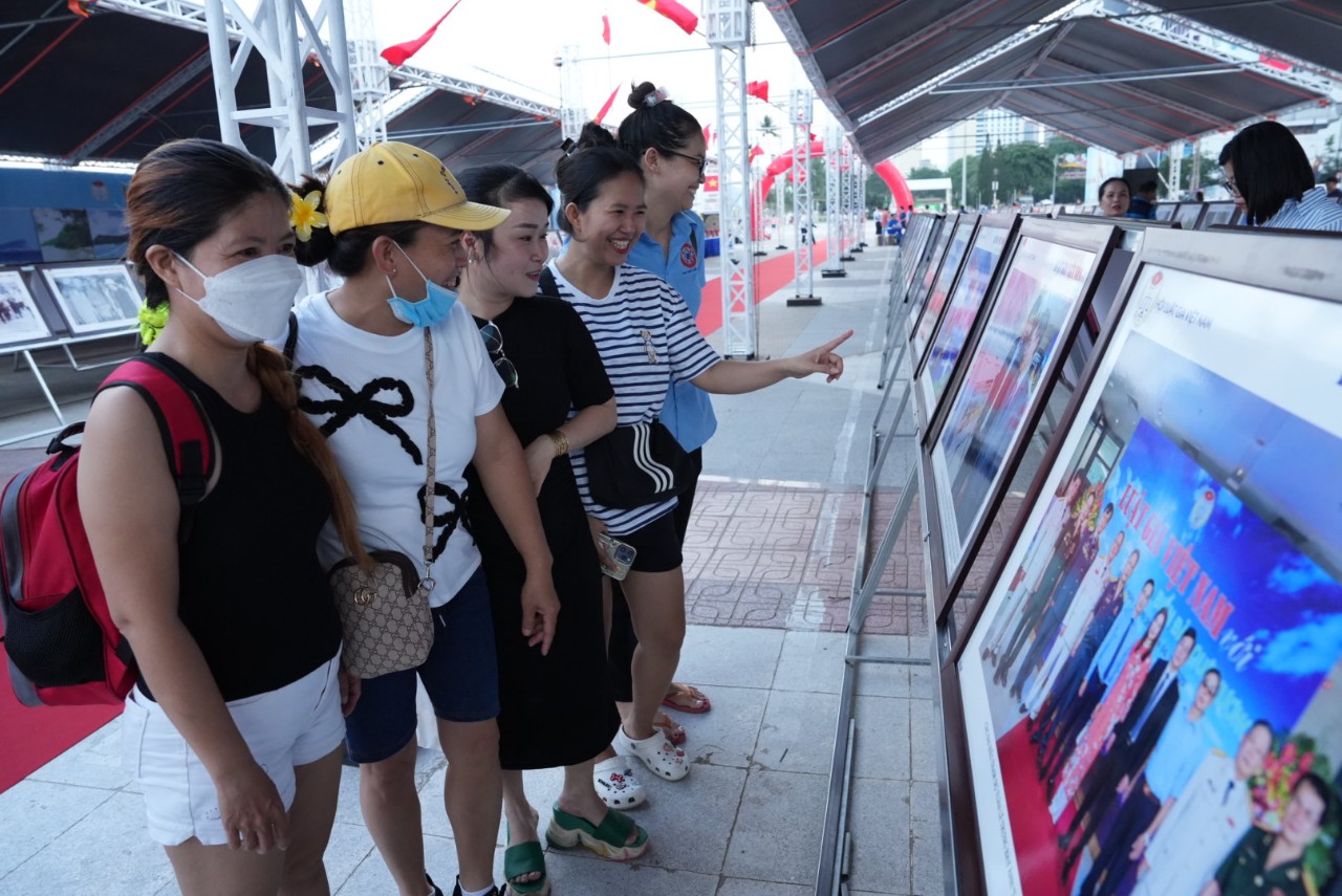 Khai mạc Tuần lễ trưng bày ảnh Luật gia Việt Nam với biển, đảo quê hương