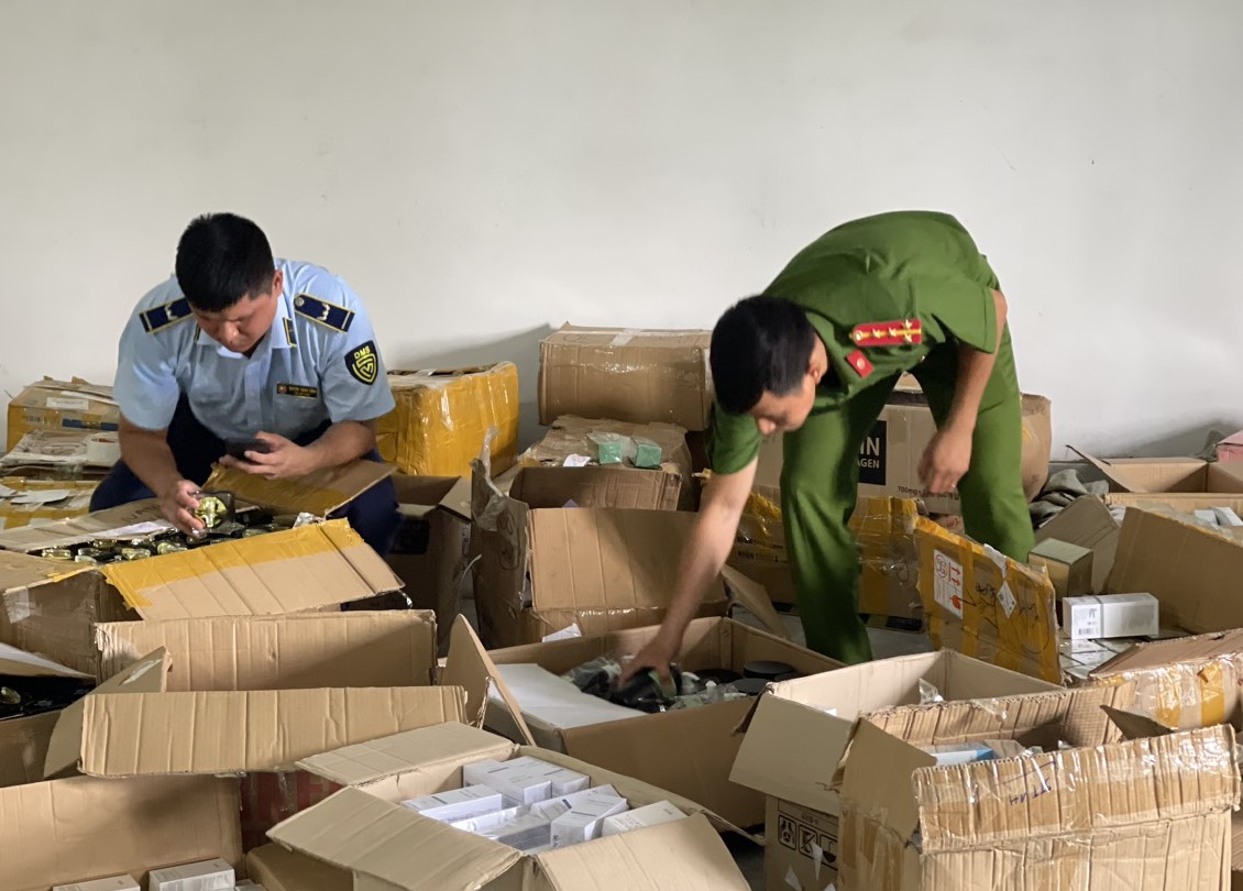 Hải Phòng Tạm giữ lô mỹ phẩm có dấu hiệu nhập lậu trị giá gần 400 triệu