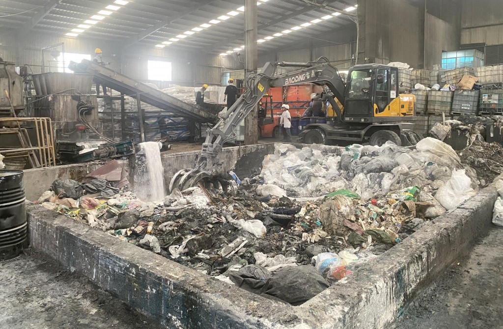 Bình Dương Tiêu hủy 43 tấn phân bón vi phạm của Công ty CP Thương mại nông nghiệp Vàng