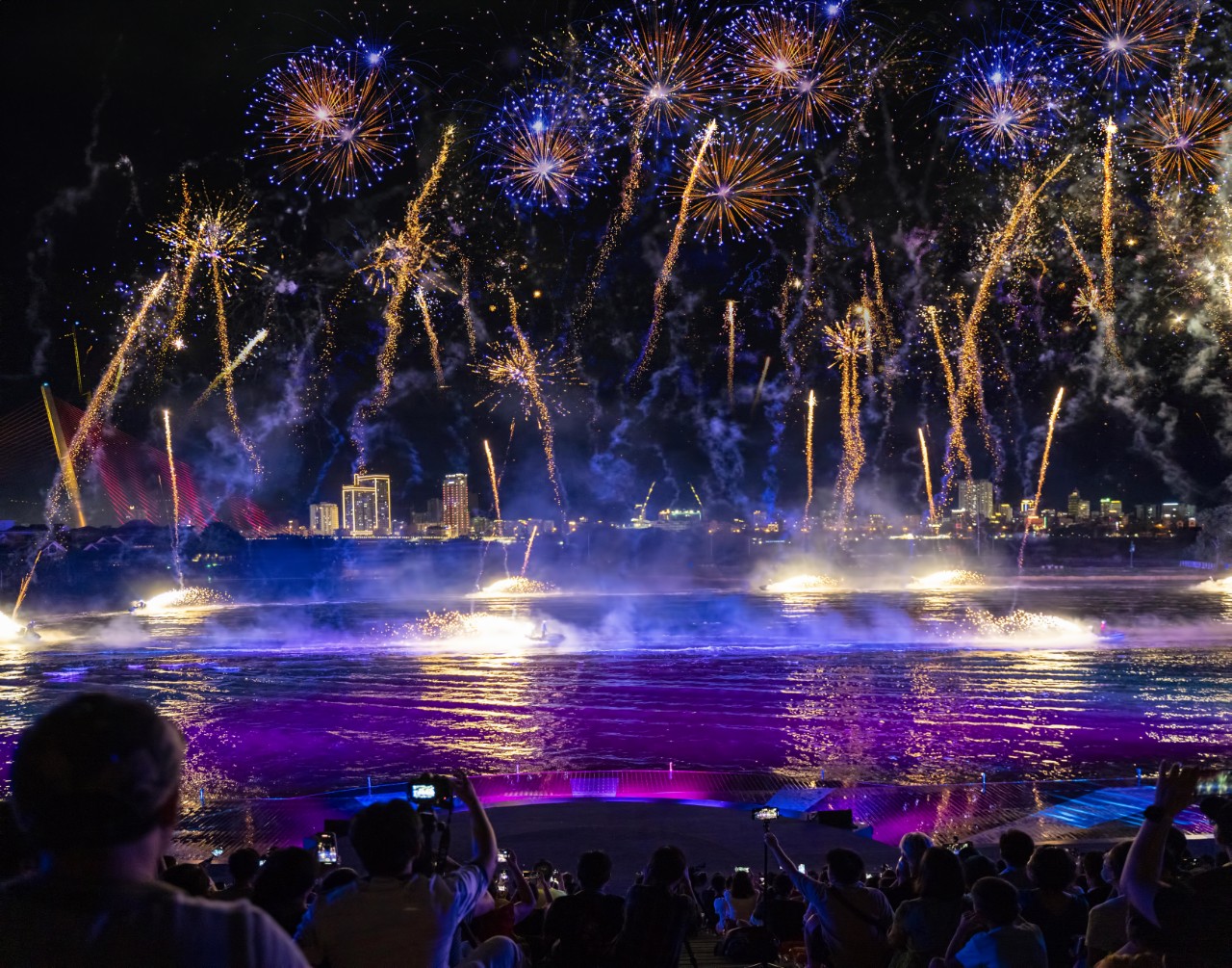 Đà Nẵng không ngủ với pháo hoa hàng đêm từ show diễn “Symphony of River”
