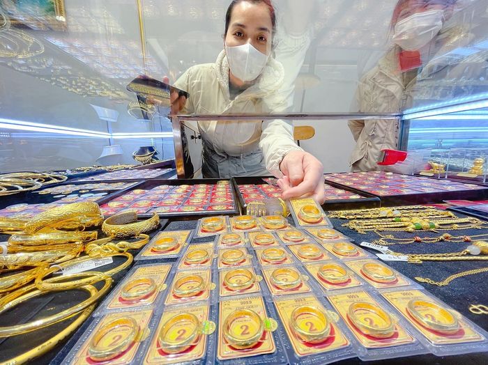 Thị trường vàng đóng băng sau hàng loạt các biện pháp thắt chặt 