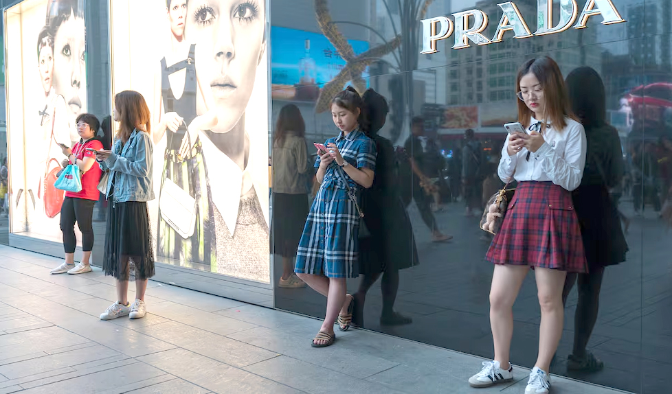 Các thương hiệu xa xỉ ‘đau đầu’ khi tăng trưởng chậm lại ở Trung Quốc