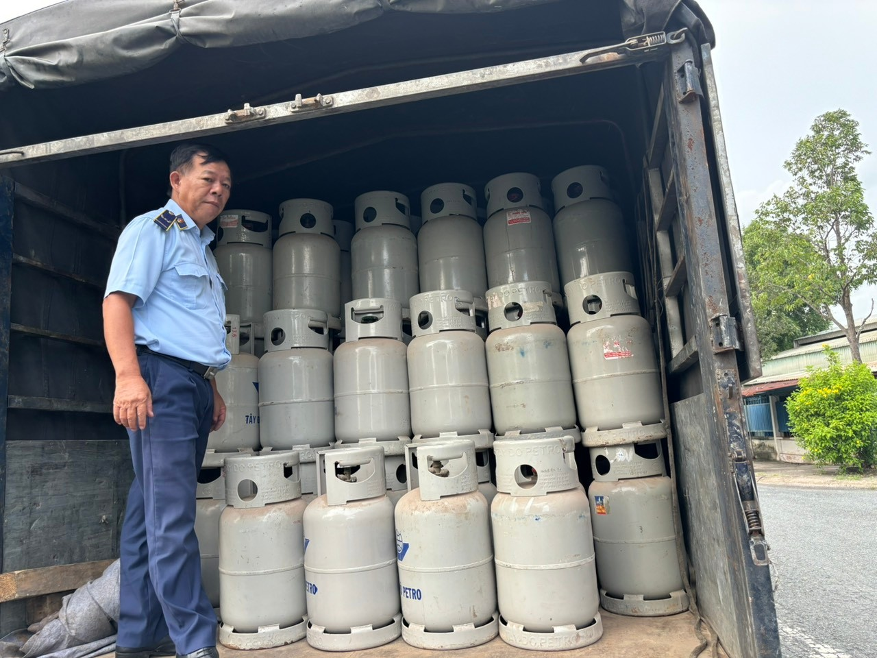 Long An Tạm giữ gần 250 vỏ chai LPG nghi chiếm dụng trái phép