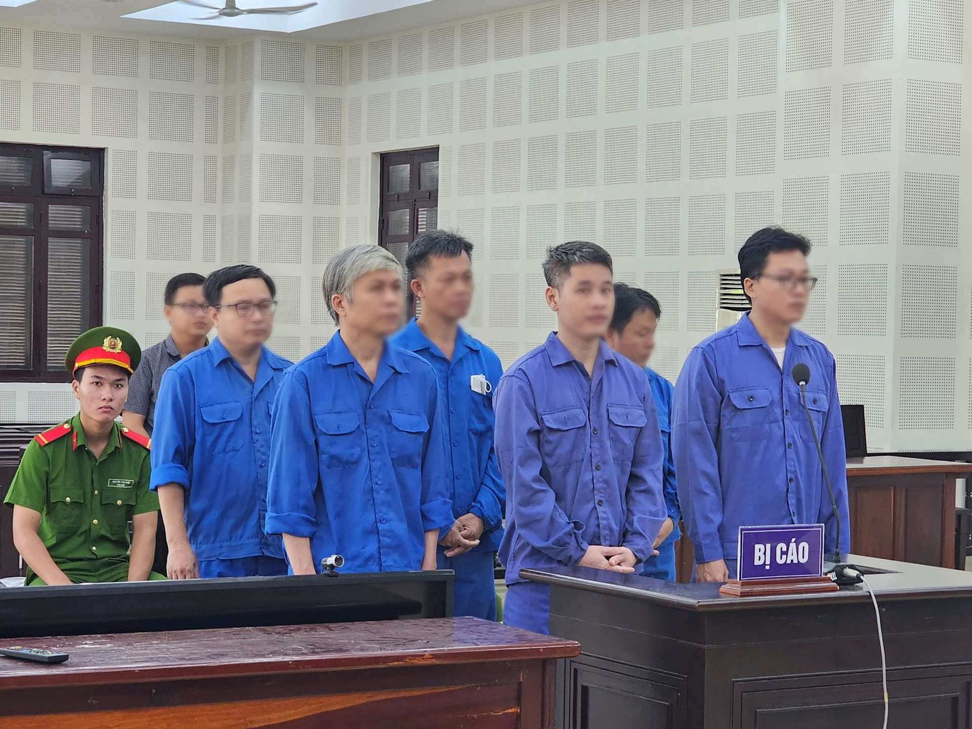 Lãnh đạo quận yêu cầu doanh nghiệp trúng thầu trích % để... tiếp khách