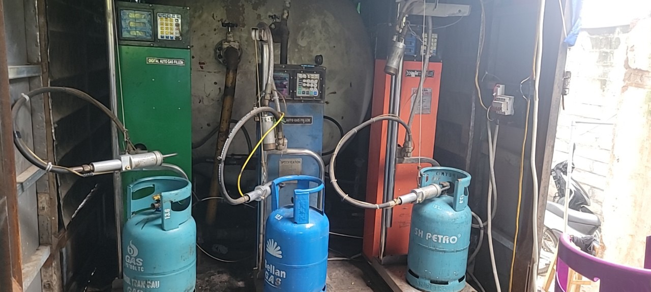 Bắt quả tang cơ sở san, chiết khí LPG trái phép số lượng lớn tại Hà Nội
