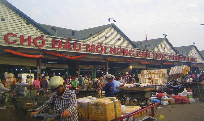 Xử lý, giải quyết dứt điểm tình trạng vận chuyển hàng hóa, kinh doanh tại các điểm mua bán tự phát tại TPHCM