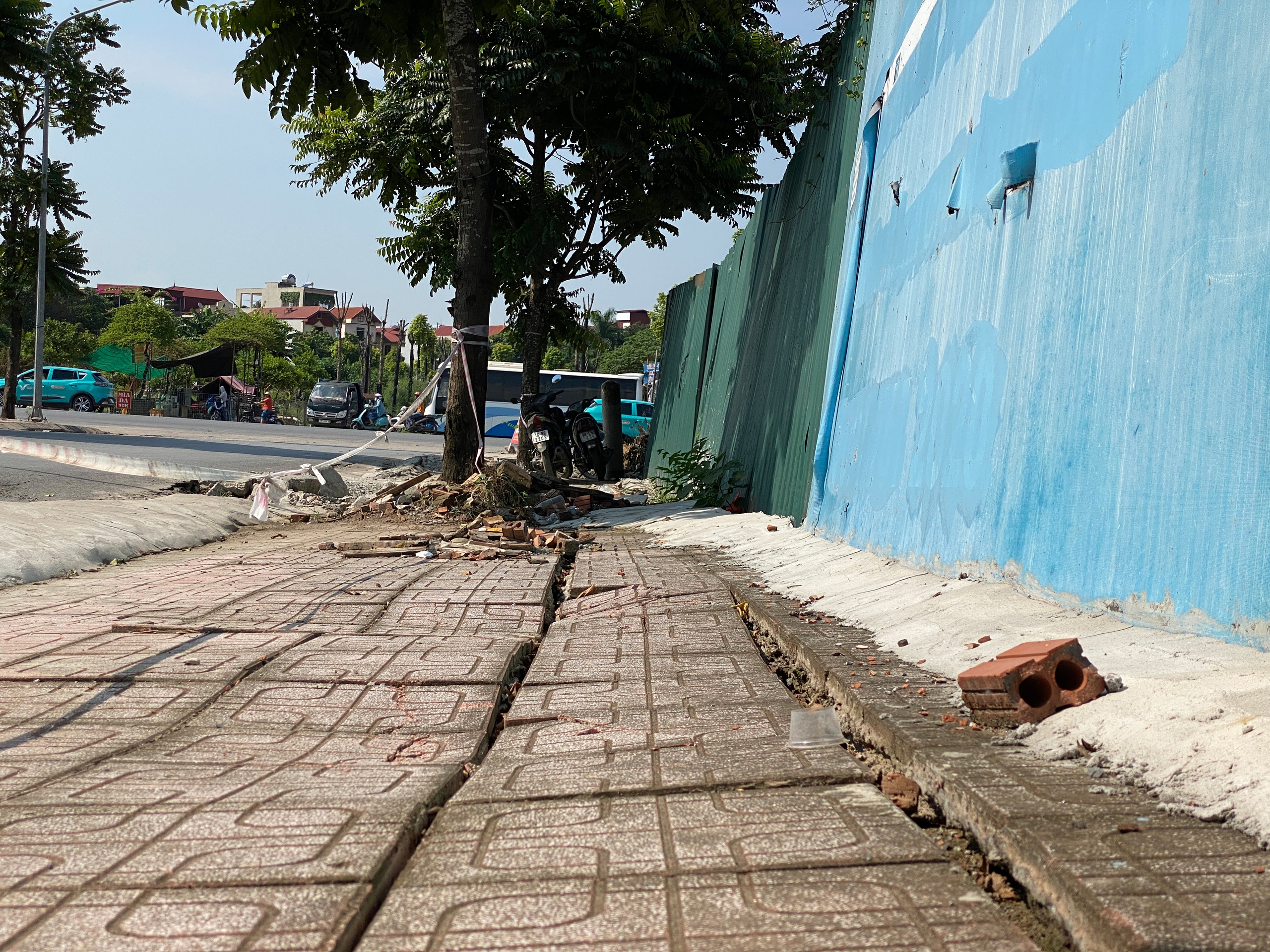 Thi công gây sụt lún vỉa hè, nứt mặt đường, Công ty TNHH Thương mại và Xây dựng Delux Hà Nội bị xử phạt