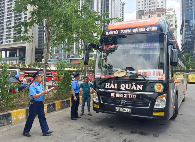 Hà Nội Tạm dừng cấp phù hiệu phương tiện của 11 doanh nghiệp xe hợp đồng