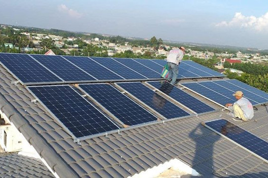 Điện mặt trời mái nhà tự sản, tự tiêu có thể được bán 20% công suất lắp đặt thực tế