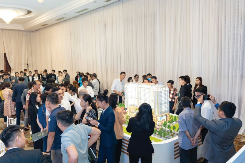 Người mua ở trạng thái chờ đợi, giá chung cư sẽ không còn tăng nóng