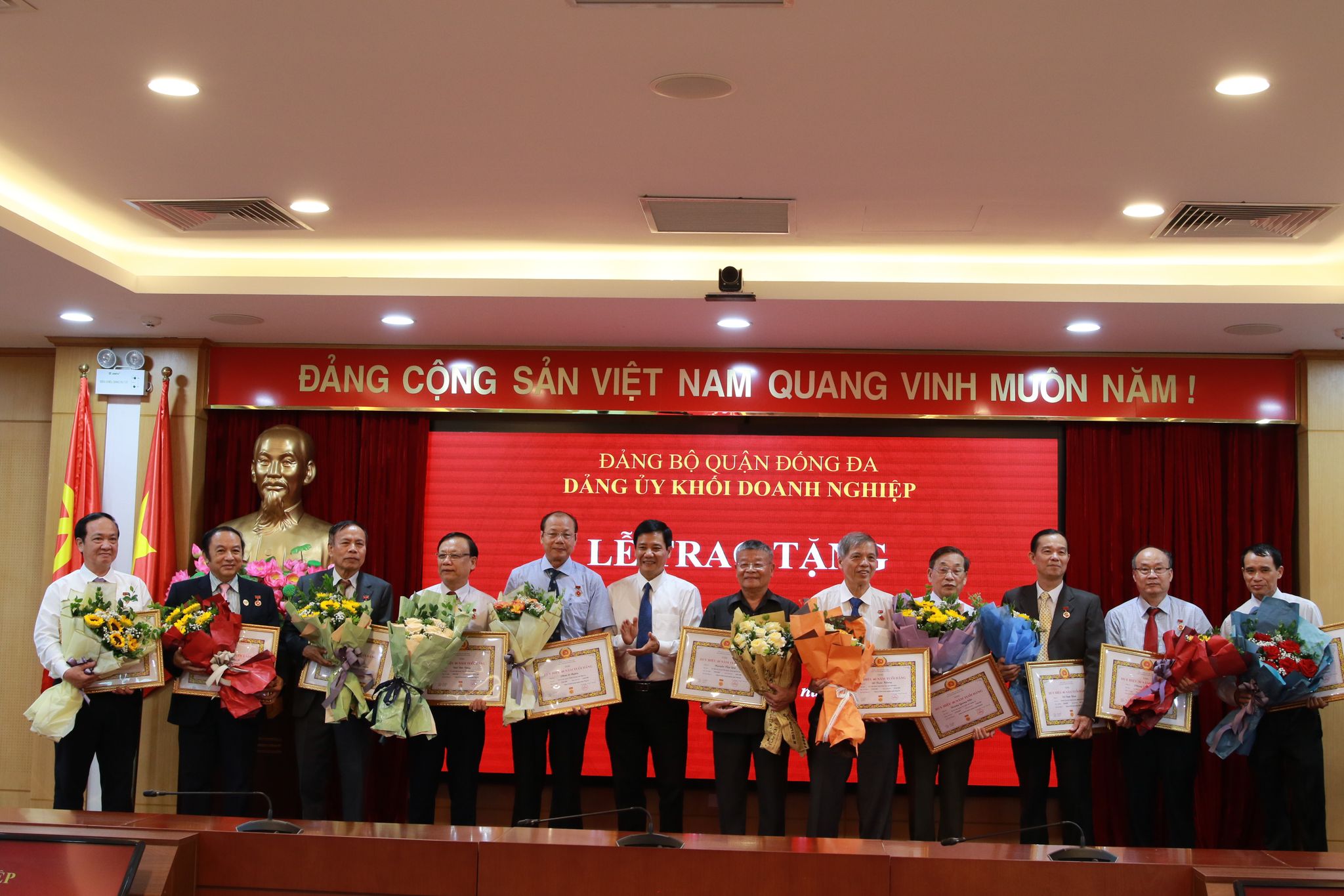 Đảng ủy Khối doanh nghiệp quận Đống Đa trao tặng Huy hiệu Đảng đợt 292024