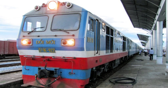 Giảm giá vé tàu cho tân sinh viên và người thân đi nhập học năm 2024