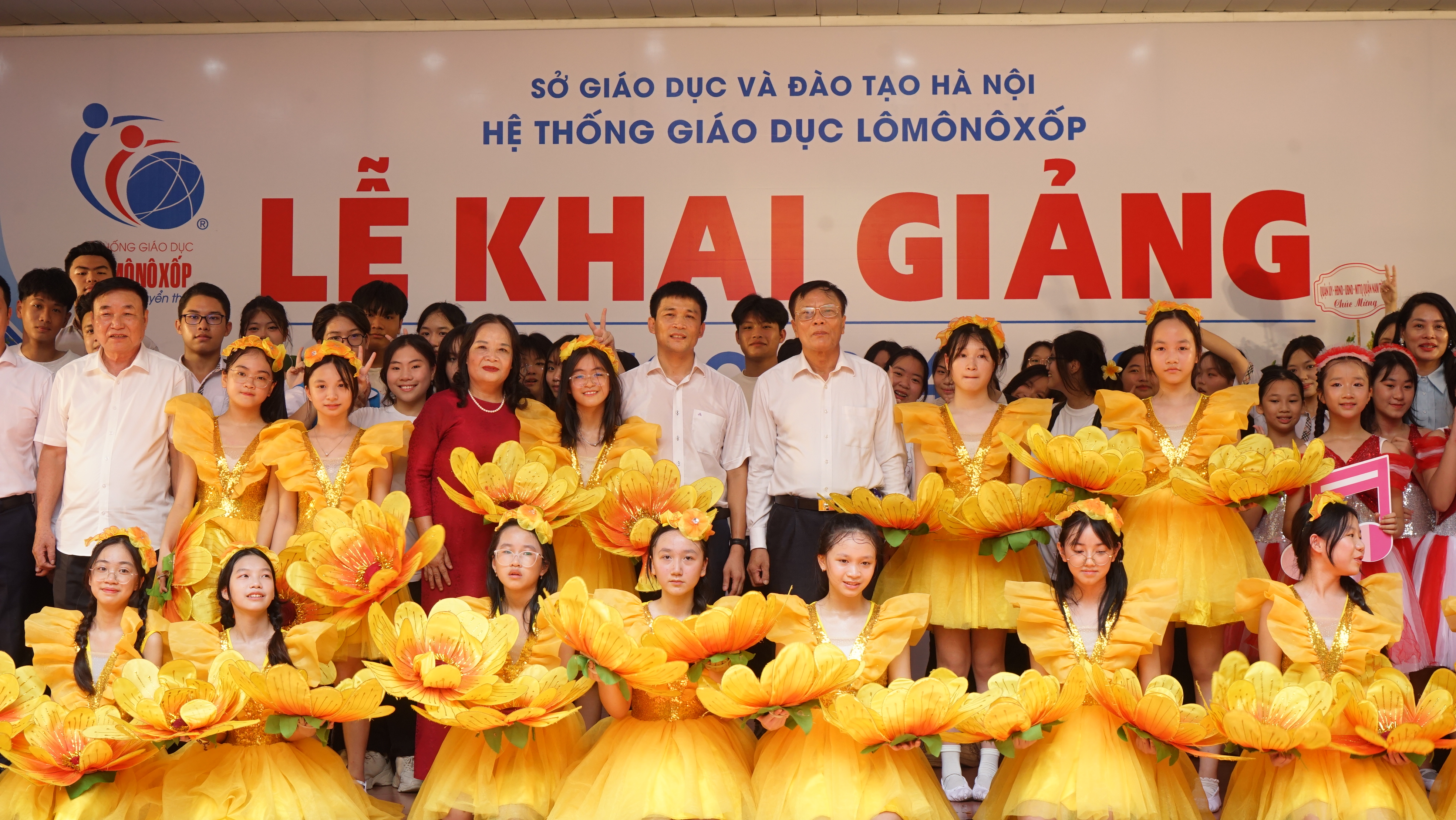 Trường Lômônôxốp tưng bừng khai giảng năm học mới 