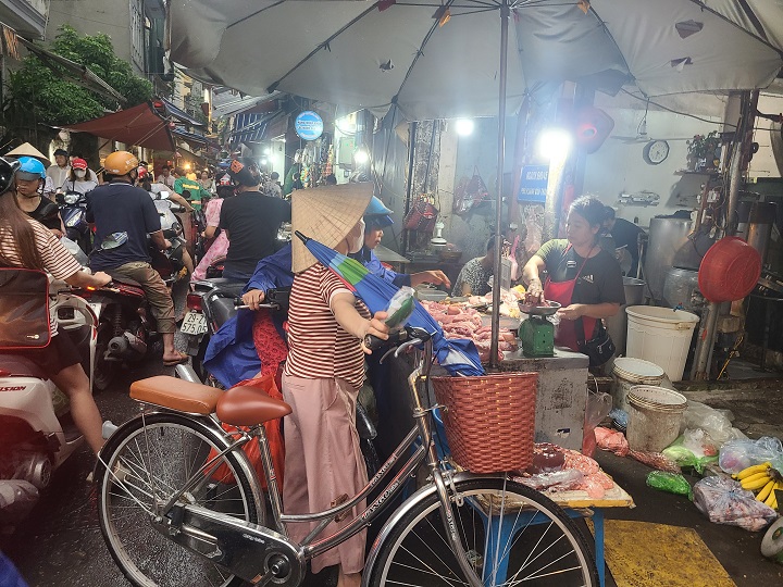 Thịt, rau xanh tại các chợ dân sinh cháy hàng trước bão 