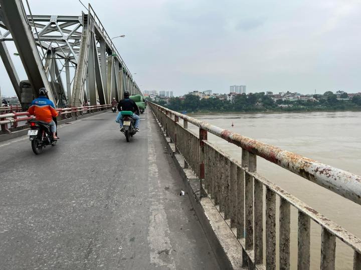 Hạn chế các phương tiện lưu thông trên cầu Chương Dương do mực nước dâng cao