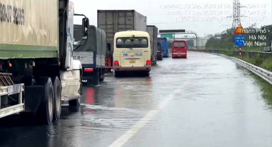 Cấm phương tiện vào cao tốc Pháp Vân - Cầu Giẽ do ngập sâu