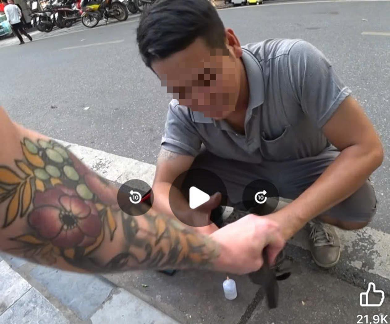 Dán keo vào giày vòi tiền khách Tây, thợ đánh giày ở Hà Nội bị xử phạt 