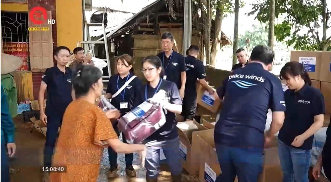 Tổ chức Vì hòa bình Nhật Bản thăm tặng quà vùng lũ tỉnh Yên Bái