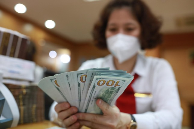 Tỷ giá giảm 8 tuần liên tiếp, lãi suất liên ngân hàng biến động khó lường