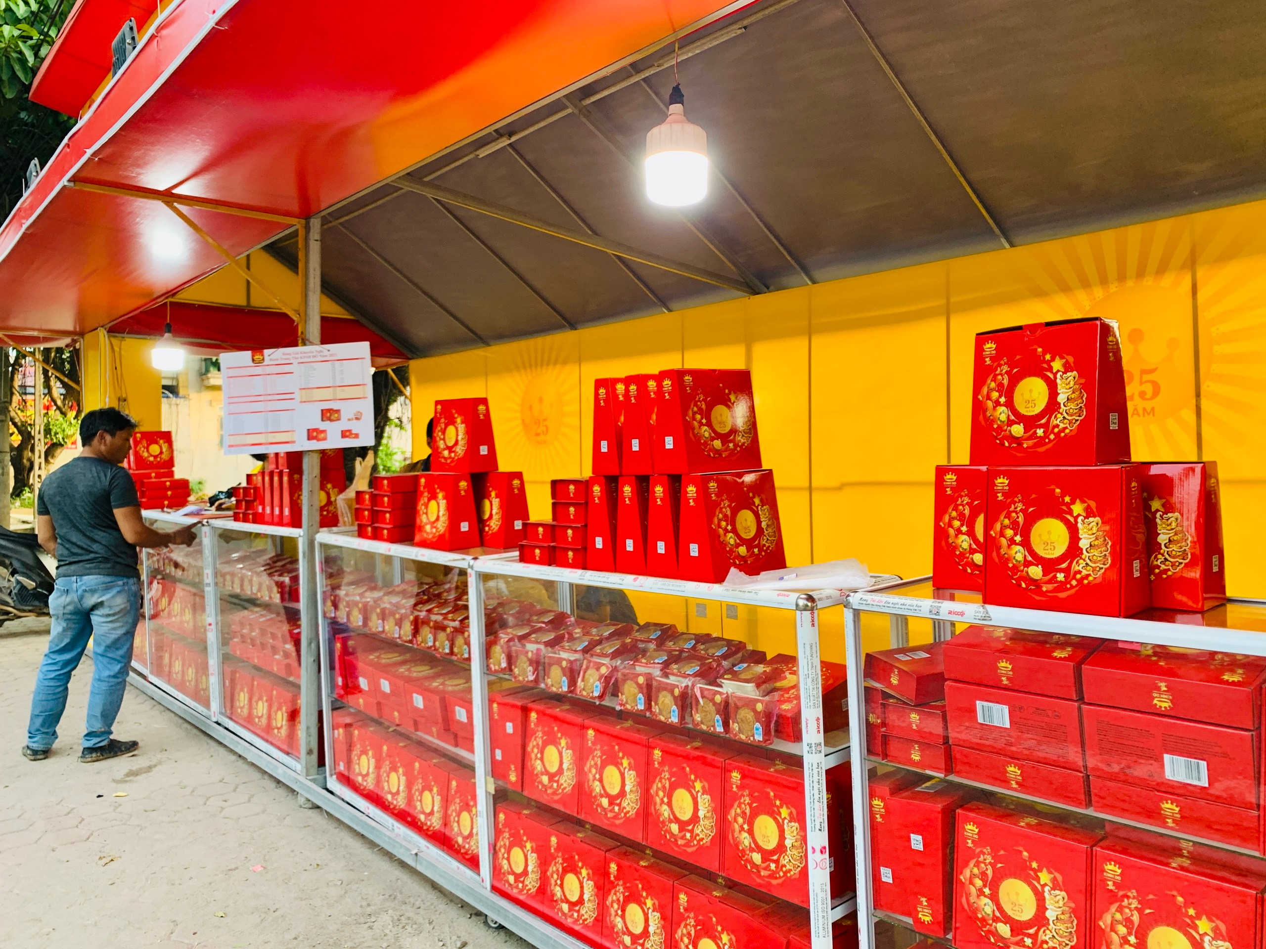 Quầy bánh trung thu vắng khách đến mua ngày rằm tháng 8