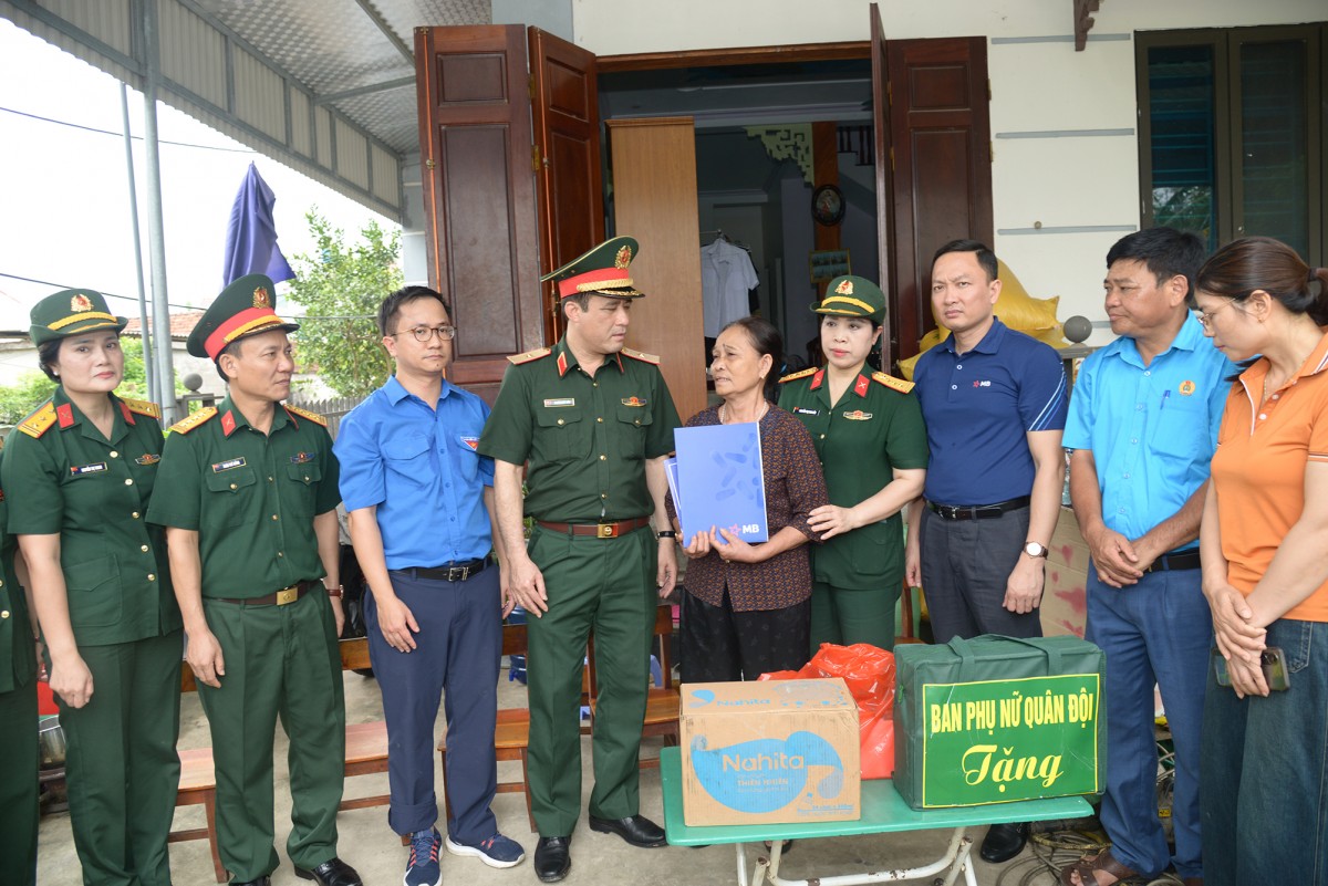 Thăm, tặng quà cho người dân bị thiệt hại do mưa bão trên địa bàn huyện Mỹ Đức