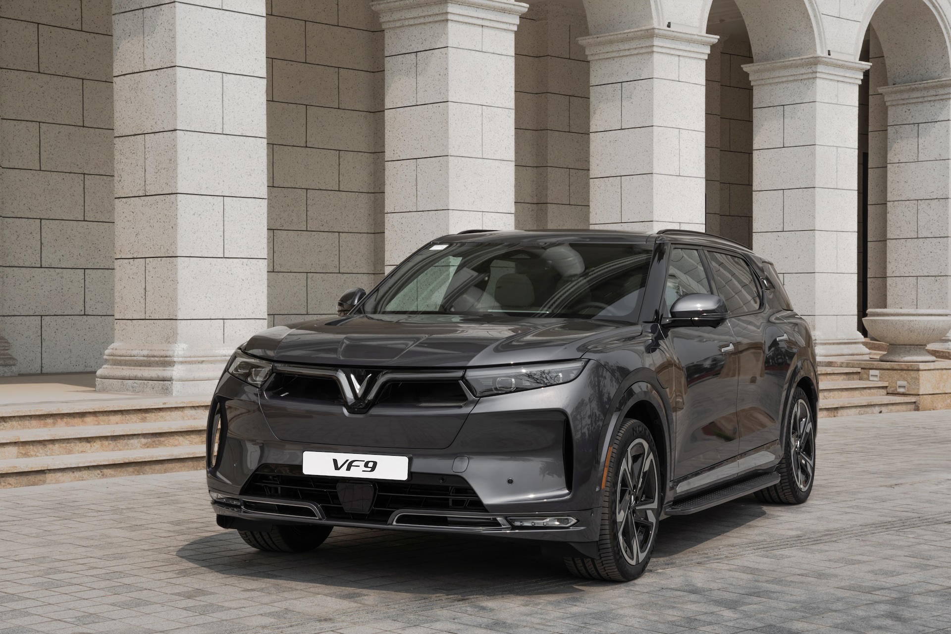 Khách hàng tranh thủ chốt VinFast VF 9 Sắm xe xịn với giá lăn bánh chỉ từ 1 tỷ đồng 