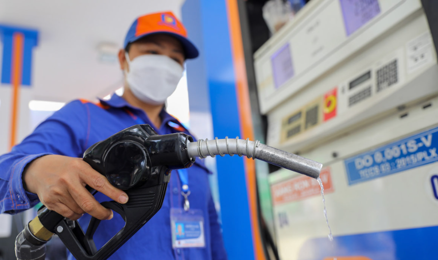 Giá xăng trong nước đảo chiều tăng nhẹ