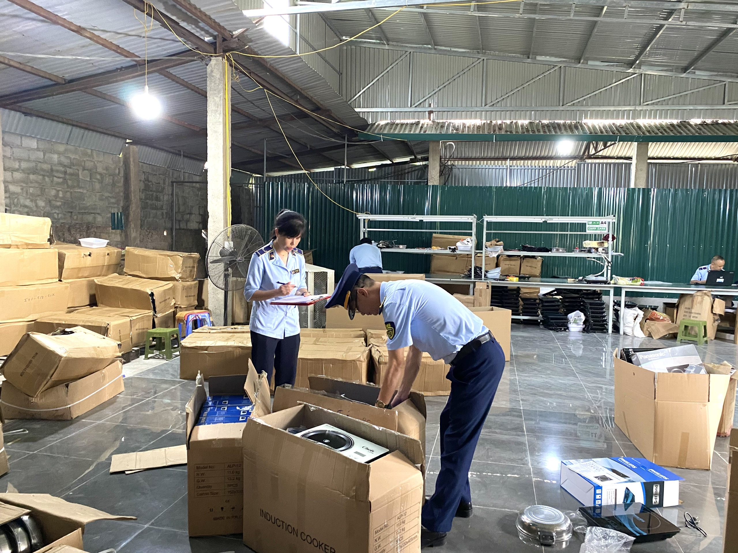 Tạm giữ hơn 17.000 sản phẩm có dấu hiệu vi phạm tại Công ty TNHH sản xuất, thương mại và dịch vụ Newhome