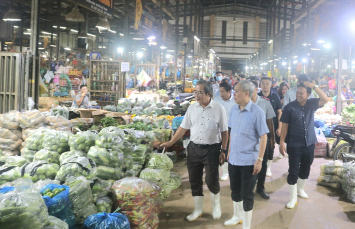 Kiểm tra an toàn thực phẩm tại chợ đầu mối Bình Điền