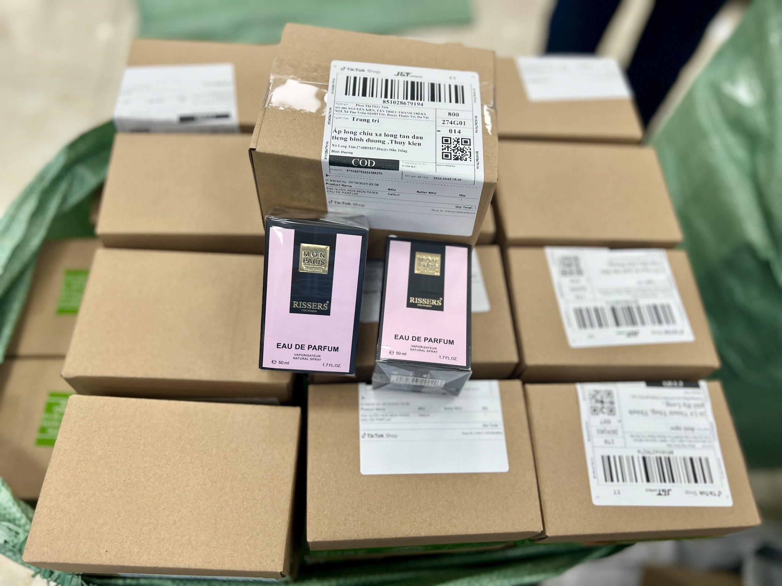 Thu giữ hơn 10.000 chai nước hoa không rõ nguồn gốc được bán trên Tiktok 
