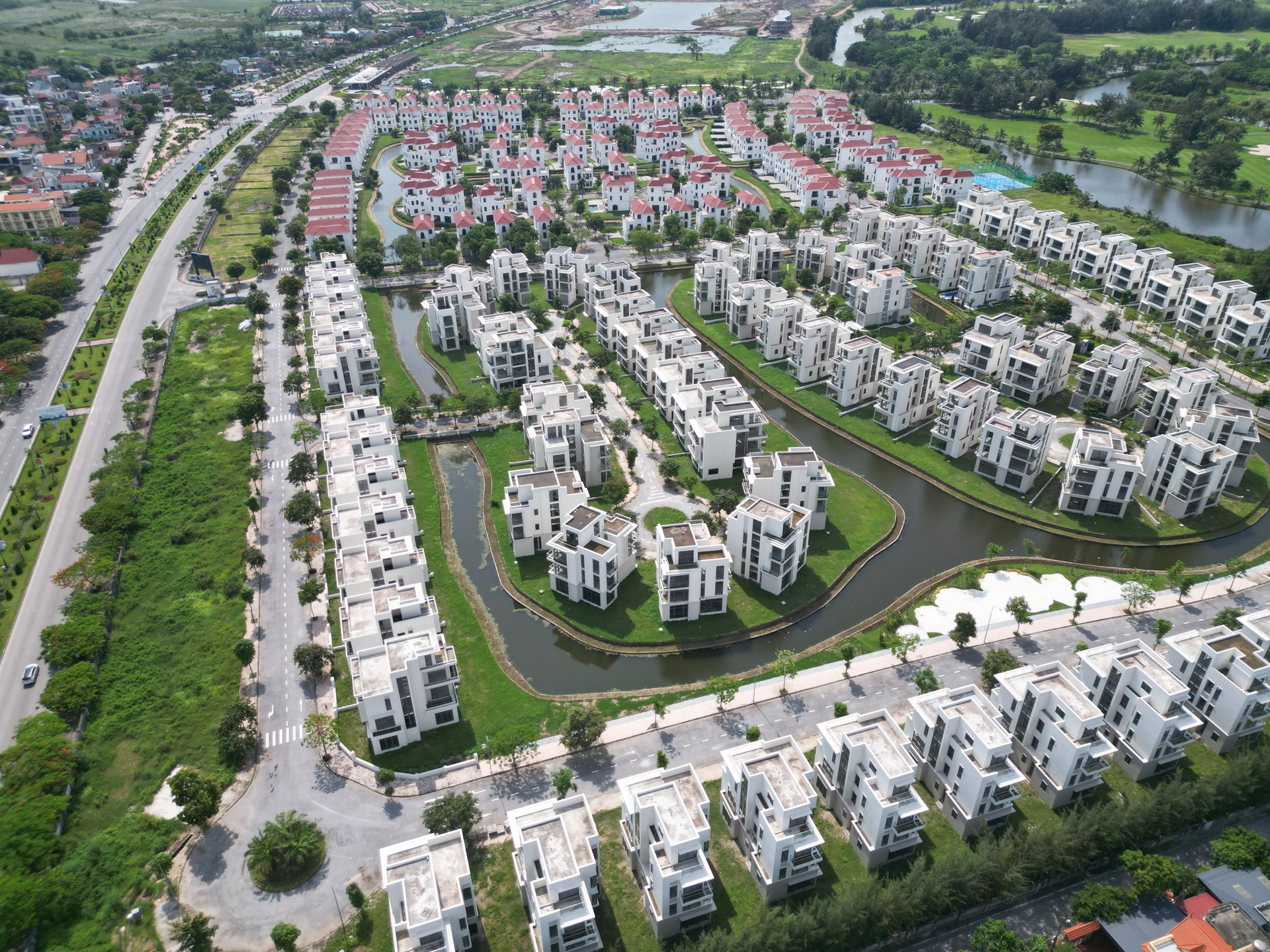 Công ty Đảo Ngọc Xanh Kỳ Sơn Huy động 1.200 tỷ đồng trái phiếu dù doanh thu bằng 0, nợ thuế gần nghìn tỷ