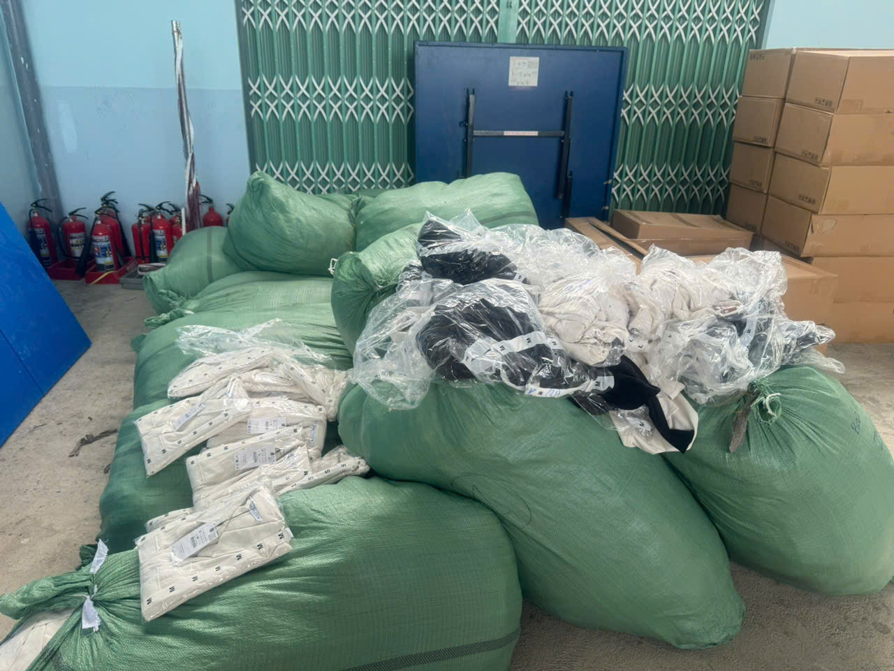 Thu giữ hàng nghìn chiếc áo giả nhãn hiệu Zara, Mango đang vận chuyển đi tiêu thụ