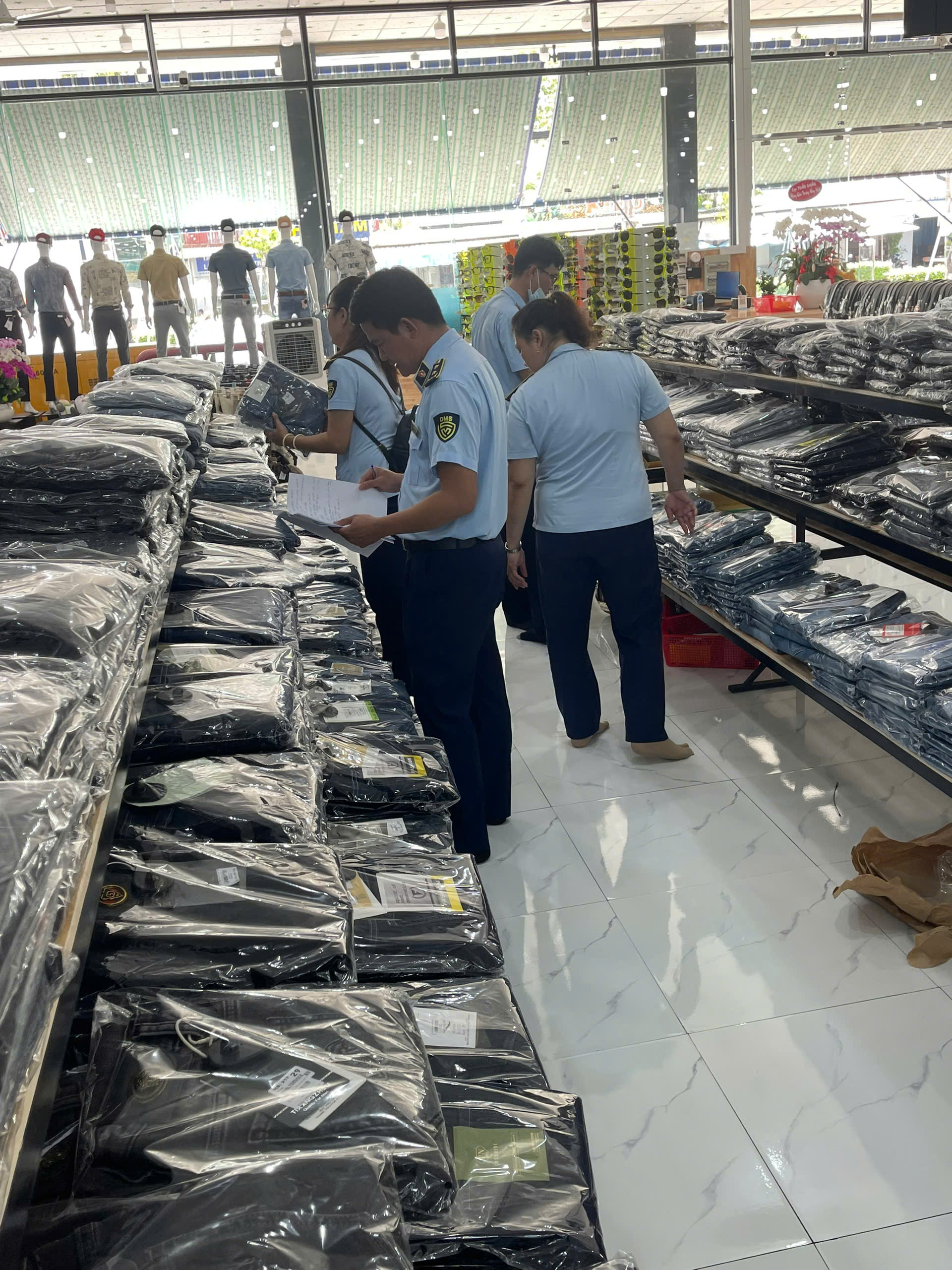 Sóc Trăng Hộ kinh doanh hàng hóa giả mạo, không rõ nguồn gốc bị phạt 45 triệu đồng