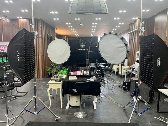 Quản lý thị trường ‘lột trần’ chiêu ngụy trang giấu hàng giả thế nào