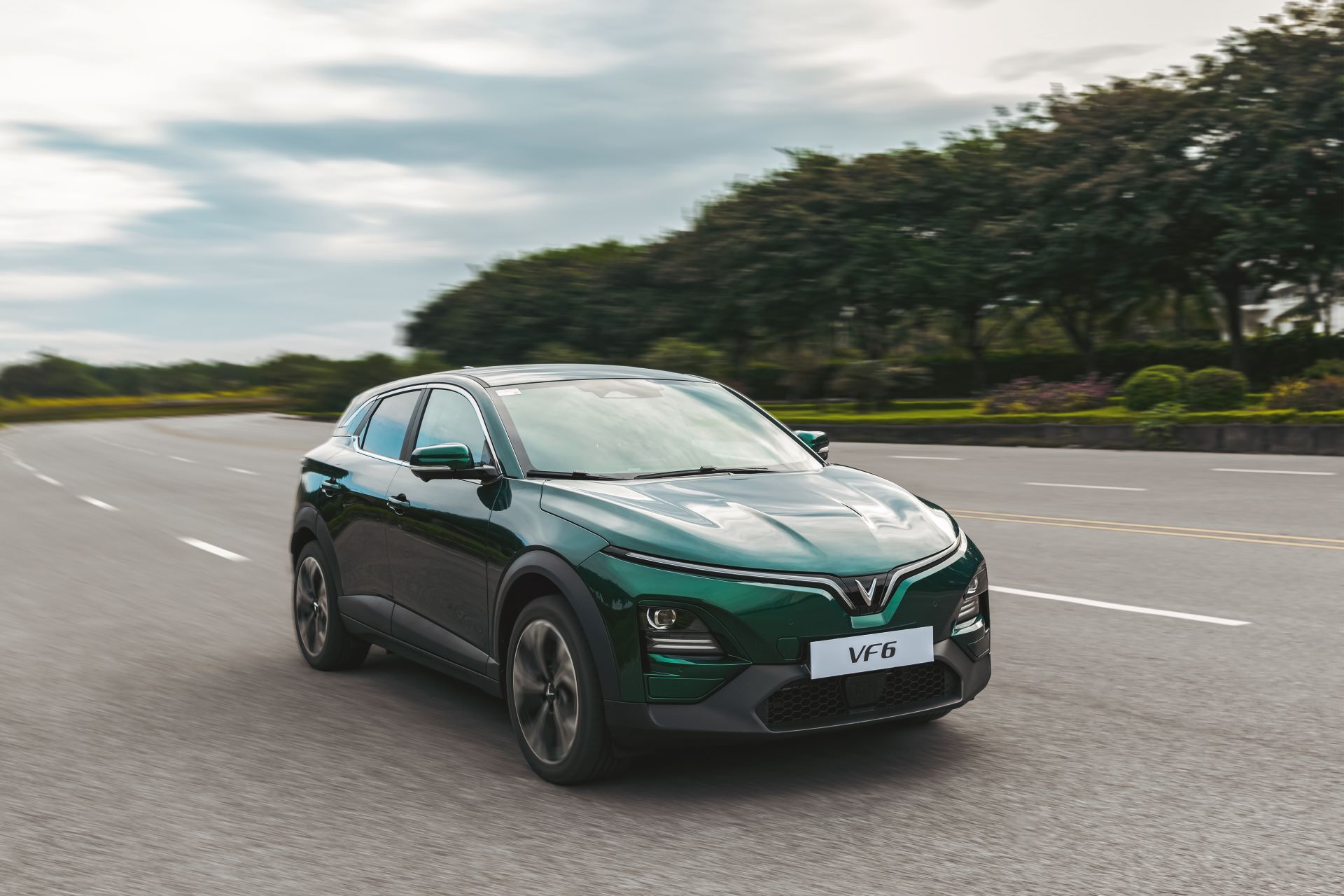  VF 6 đọ sức mạnh trong phân khúc B-SUV Nhấn ga một chút, xe xăng đã… chỉ còn trong gương