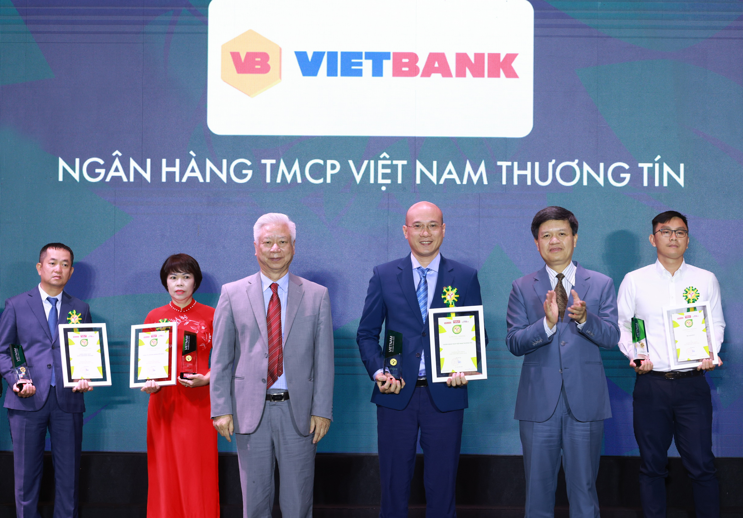 Vietbank lần thứ hai liên tiếp được vinh danh Thương hiệu mạnh - Phát triển bền vững 2024