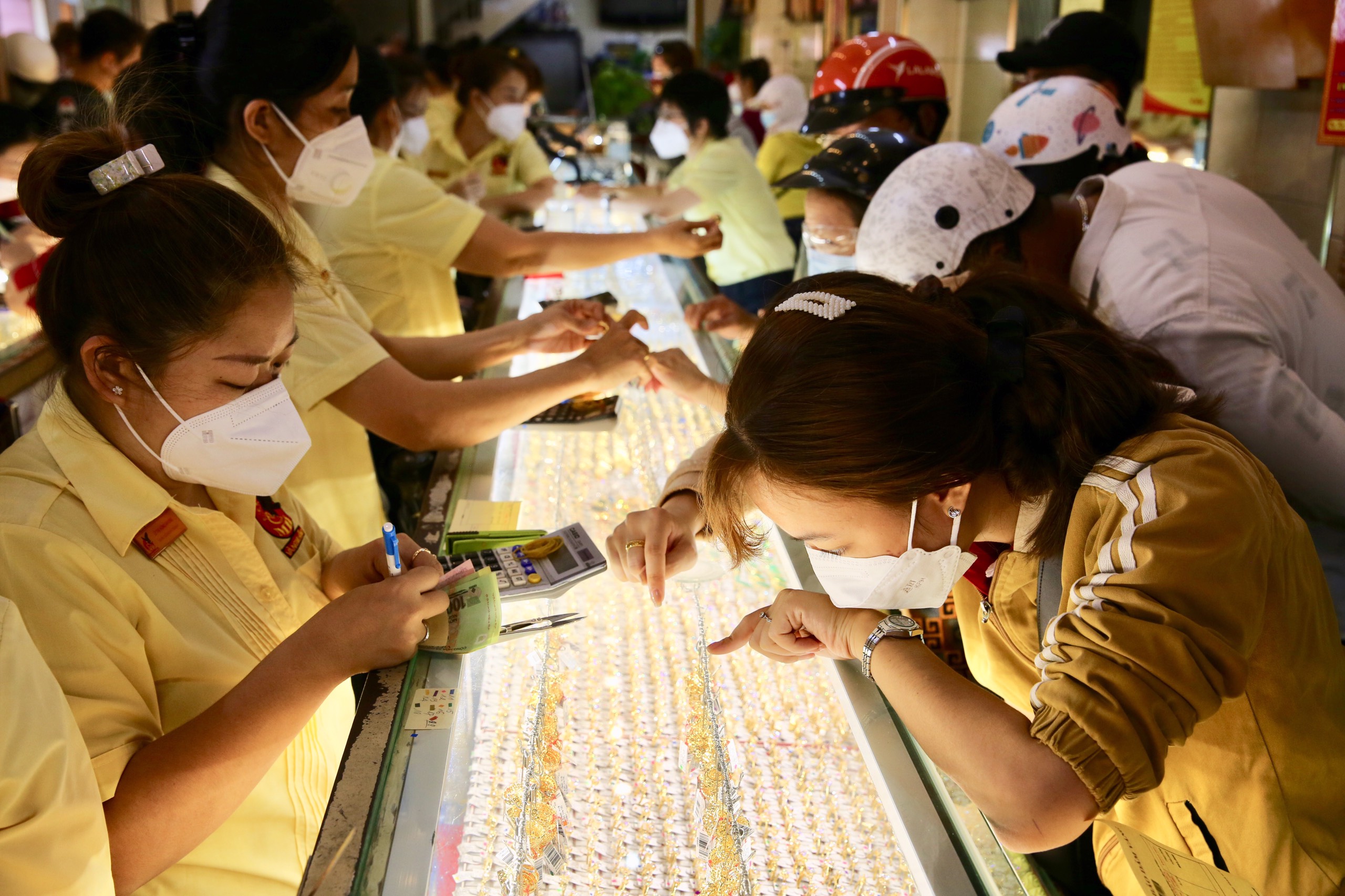 Vì sao người dân vẫn chật vật mua vàng khi NHNN đánh giá thị trường đã ổn định