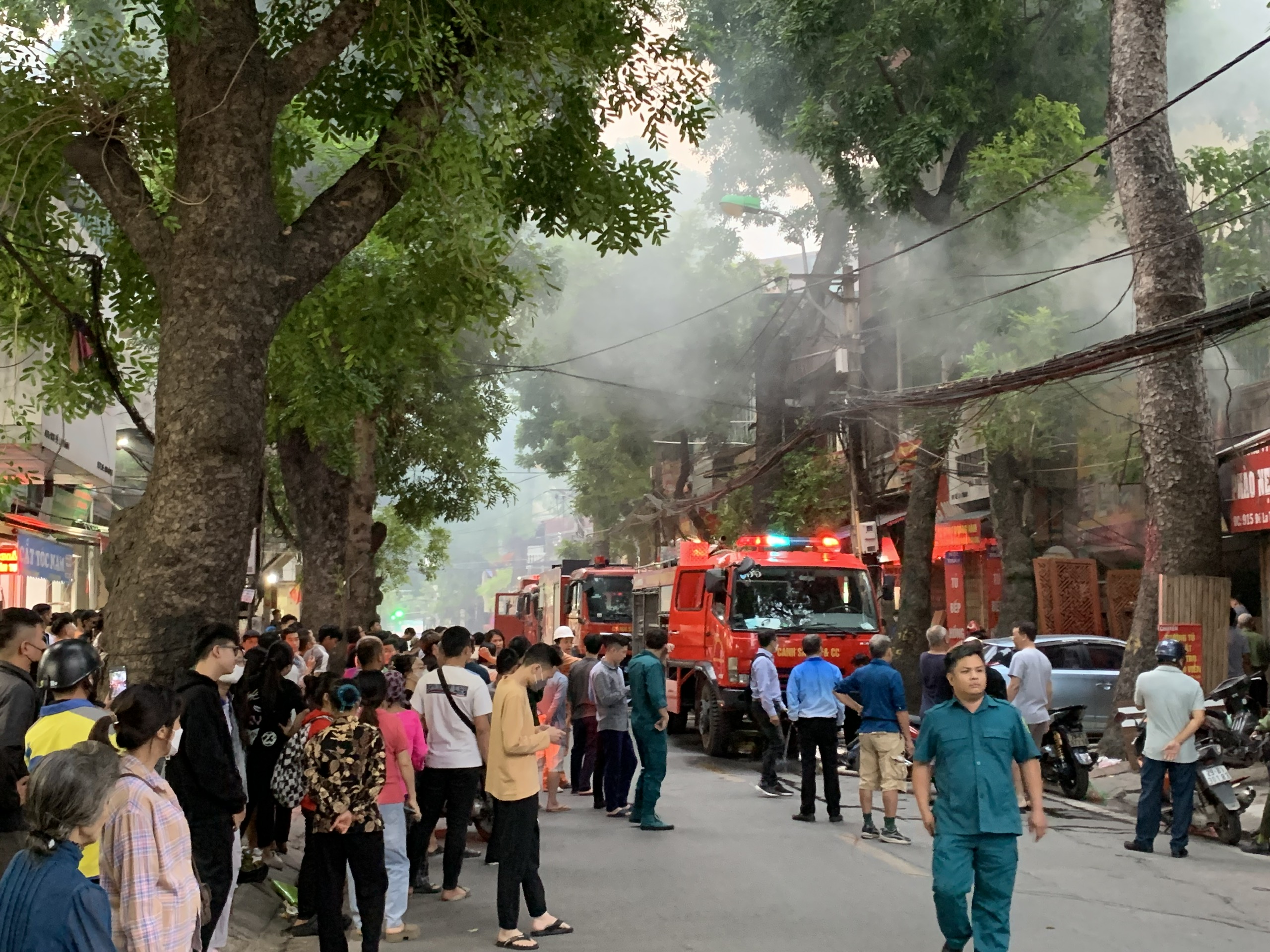 Cháy xưởng gỗ, khói đen bốc cao hàng chục mét