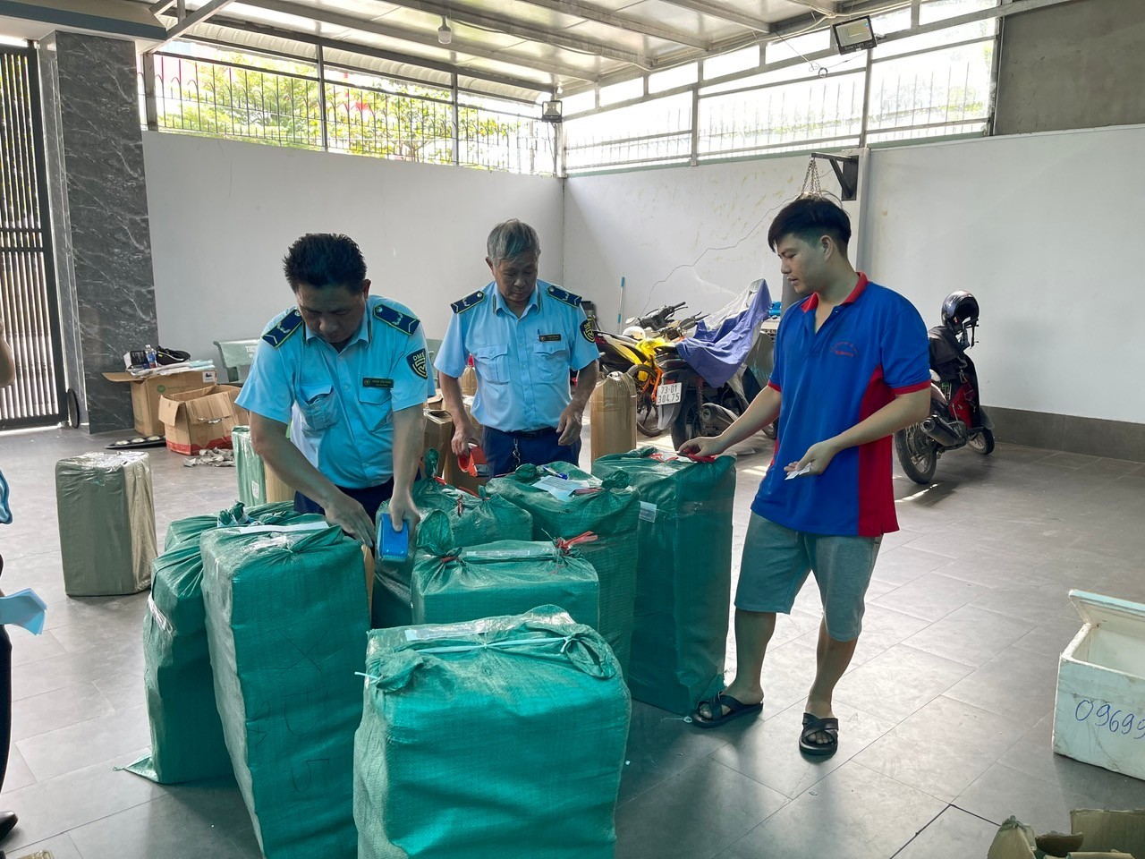 Liên tiếp phát hiện, thu giữ số lượng lớn hàng hóa không rõ nguồn gốc chào bán trên các trang mạng xã hội