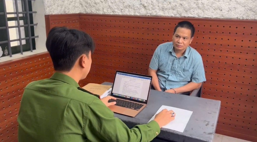 Lừa đảo chiếm đoạt tài sản Giám đốc Công ty Bông Sen Vàng bị bắt tạm giam