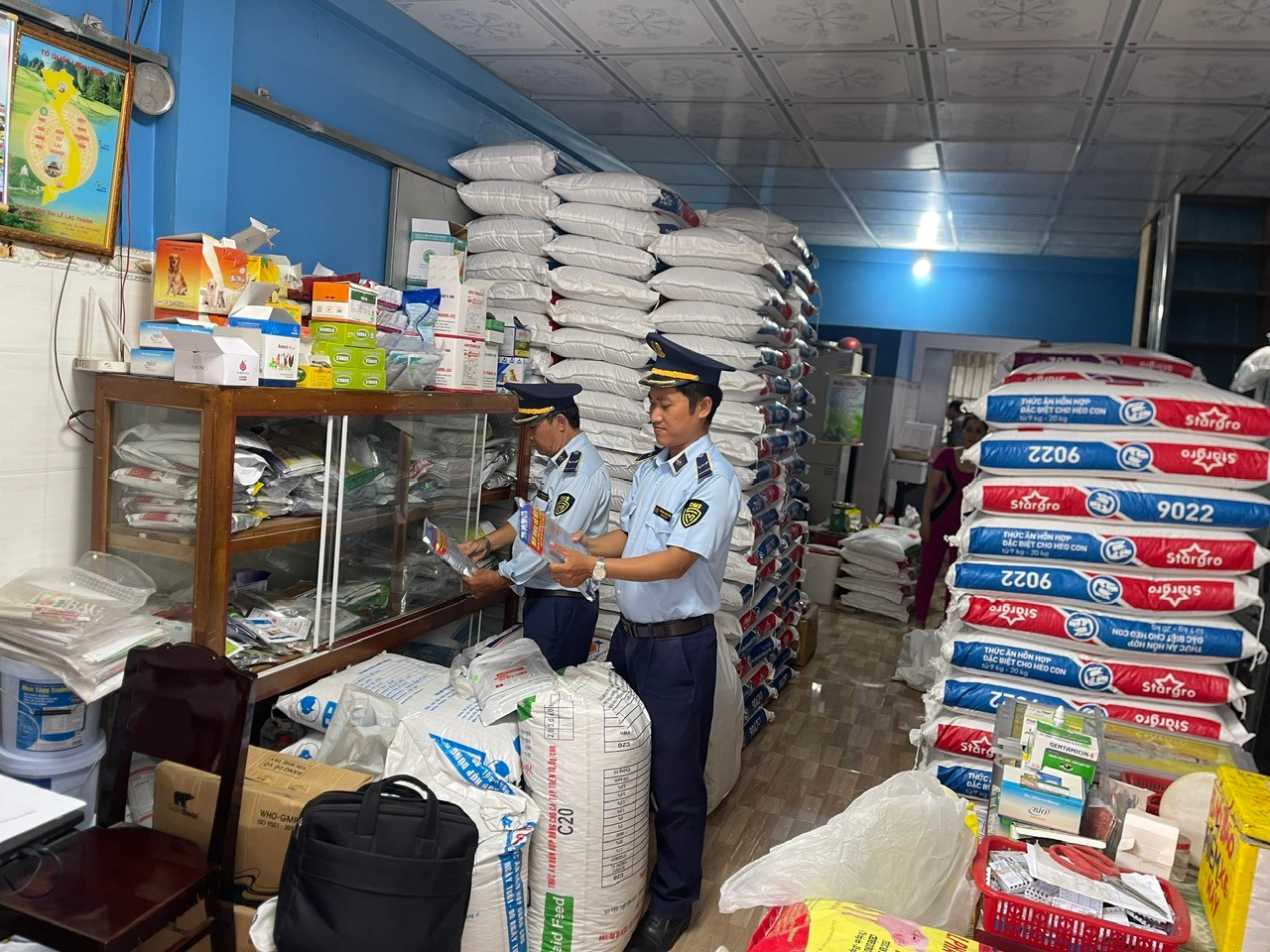 Tiền Giang Phát hiện 2 cơ sở buôn bán thực phẩm bổ sung và thức ăn chăn nuôi giả