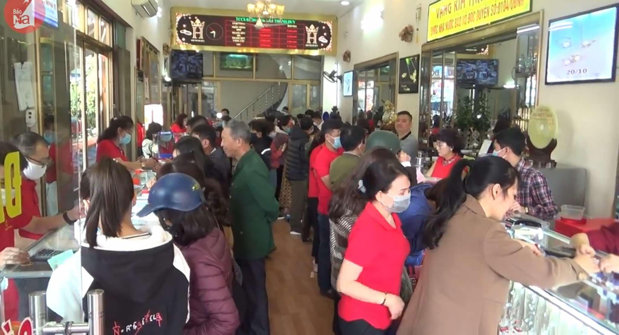 Giá vàng giảm từng giờ, người dân đổ xô đi bán