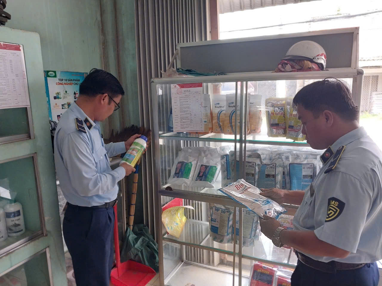 Tiền Giang Liên tiếp phát hiện các cơ sở buôn bán thức ăn chăn nuôi vi phạm