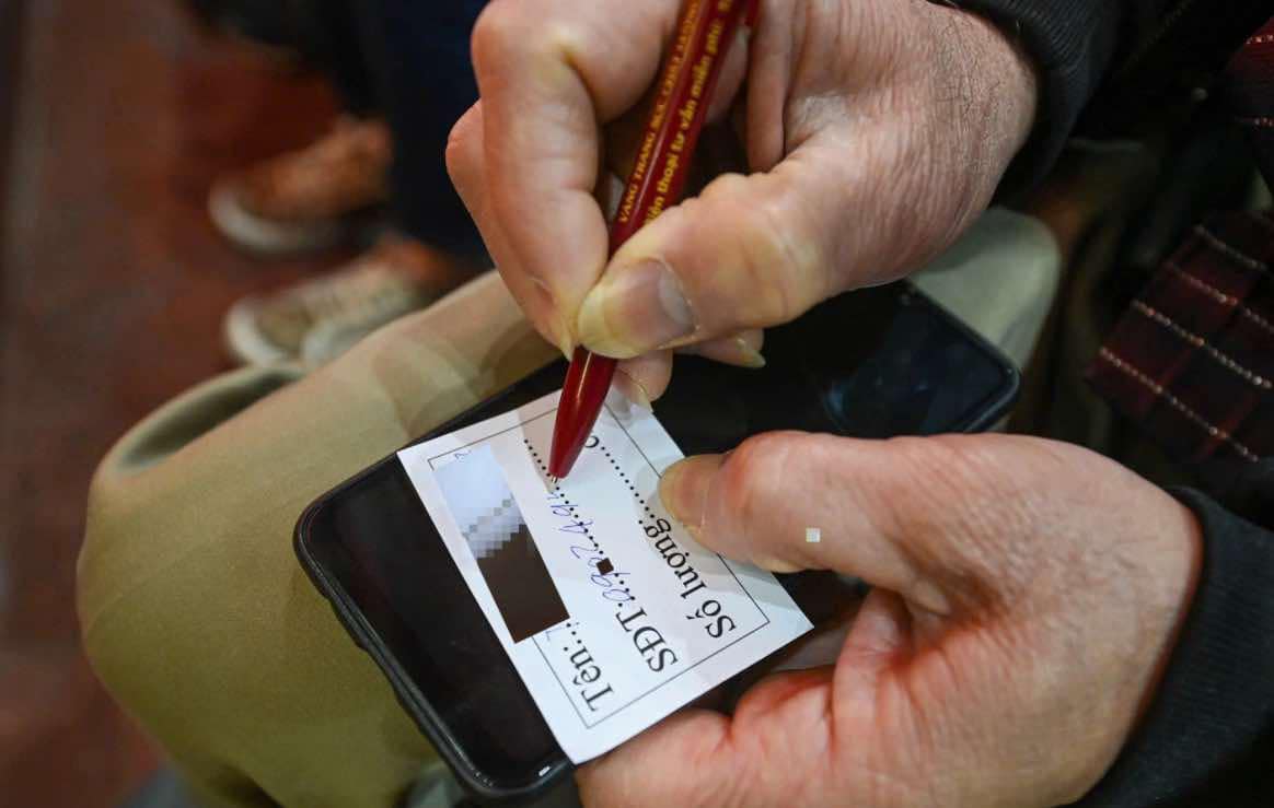 ‘Cò mồi hoạt động nhộn nhịp ngay tại cửa hàng và chợ vàng online