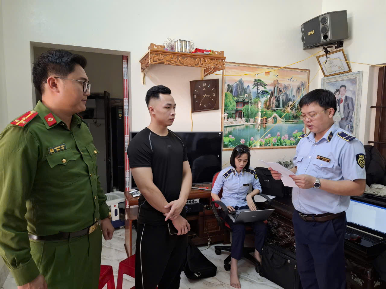 Nam Định Thu giữ hàng trăm áo phao không rõ nguồn gốc, xuất xứ bán trên sàn TMĐT